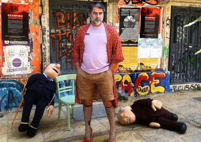 Όταν εγώ κρύωνα στην Ομόνοια, οι trans με βοήθησαν: Η φωτογράφιση του Βασίλη Μπισμπίκη