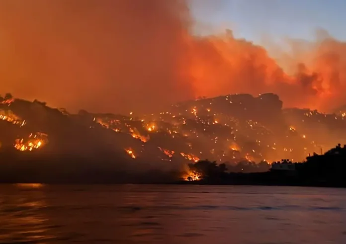 Εκτός ελέγχου η φωτιά στην Ιεράπετρας. Καλύτερη η εικόνα στη Χαλκιδική. Ενισχύθηκαν οι δυνάμεις στα Κύθηρα