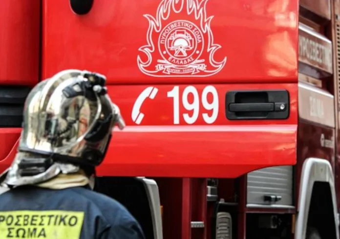 Μενίδι: Μεγάλη πυρκαγιά που απειλεί σπίτια – Μήνυμα από το 112