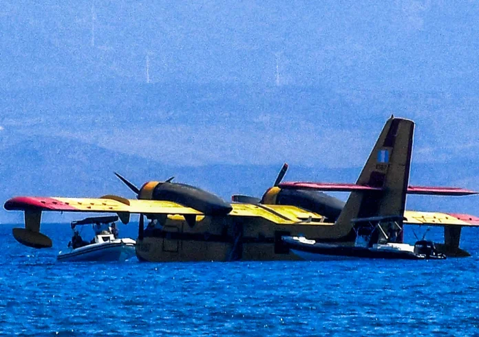 Canadair: Οι πιλότοι μιλούν για την αναγκαστική προσθαλάσσωση – «Είχε θέμα ο κινητήρας»