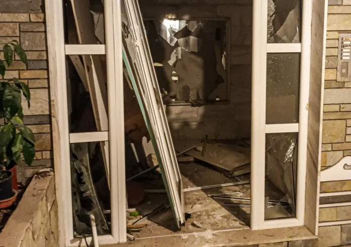 Θεσσαλονίκη: Ισχυρή έκρηξη με δύο τραυματίες σε είσοδο πολυκατοικίας – Τι «βλέπει» η ΕΛ.ΑΣ.