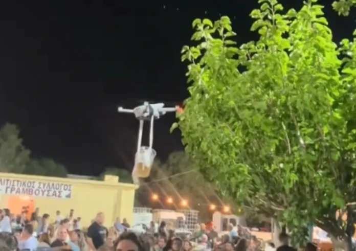 Κρήτη: Βίντεο από τη στιγμή που drone σερβίρει μπύρα σε πανηγύρι