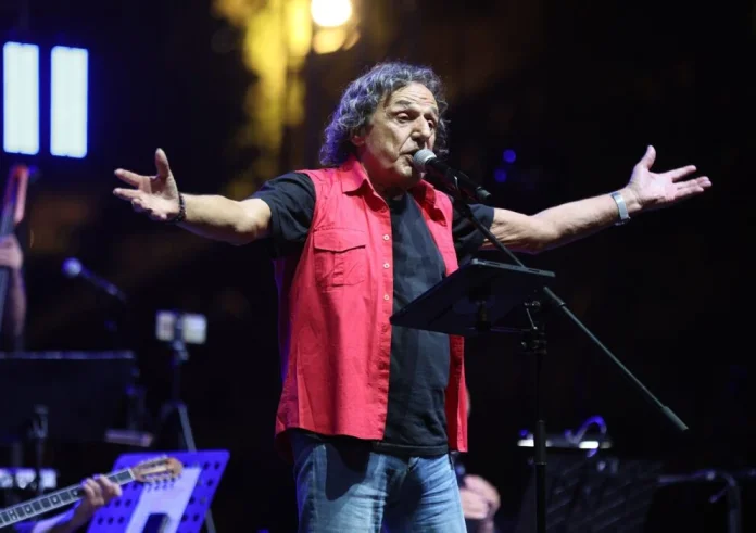 Βασίλης Παπακωνσταντίνου: Ακύρωσε τη συναυλία - Λόγω ατυχήματος