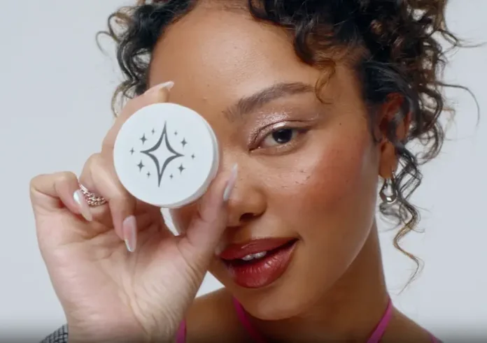 Sunset blush: Η viral τάση του TikTok που φέρνει το ηλιοβασίλεμα στο πρόσωπό σου