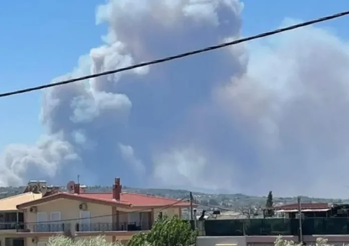 Φλόγες «καταπίνουν» χωριά στην Αχαΐα – Μαζικές εκκενώσεις μετά από αλλεπάλληλα μηνύματα 112