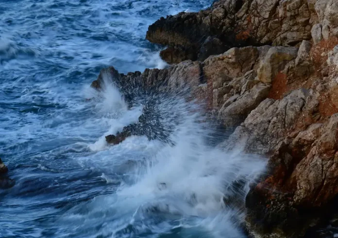 Καύσωνας, δυνατοί άνεμοι και αυξημένος κίνδυνος πυρκαγιάς: Έρχεται τετραήμερο με ριπές έως 100 χλμ./ώρα