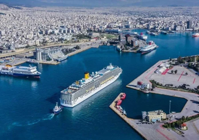 Ταλαιπωρία για ταξιδιώτες στον Πειραιά: Μηχανική βλάβη στο Flying Cat 3 εμπόδισε την αναχώρηση με 340 επιβάτες