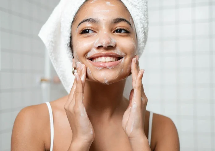 Δεν πλένεις το πρόσωπό σου το πρωί; Αυτή η skincare συνήθεια γίνεται viral – και ίσως τη δοκιμάσεις κι εσύ