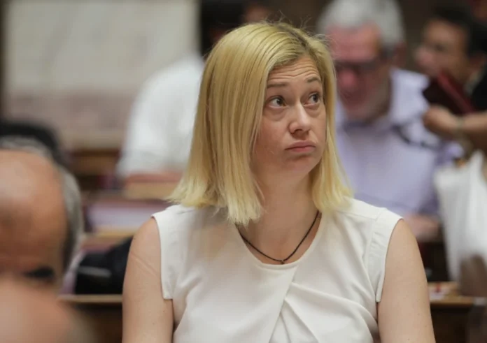 Ραχήλ Μακρή: Από τα σπασμένα νύχια στην ταξικότητα της ομορφιάς και την κυβερνητική πολιτική