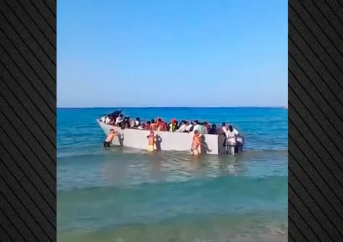 Γαύδος: Βάρκες με μετανάστες κατακλύζουν το νησί – Viral το βίντεο με λουόμενους να τις απωθούν