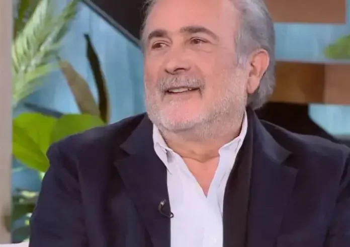Λάκης Λαζόπουλος: «Σε μια παράσταση η μάνα μου έβγαλε τη φωτογραφία του πατέρα μου για να ακούει κι εκείνος»