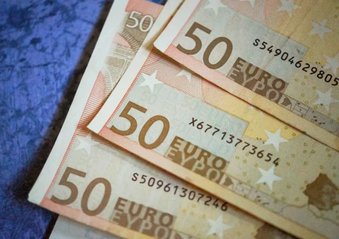 Κοινοί λογαριασμοί: Τι βλέπει η Εφορία και πότε θεωρεί τις κινήσεις δωρεά