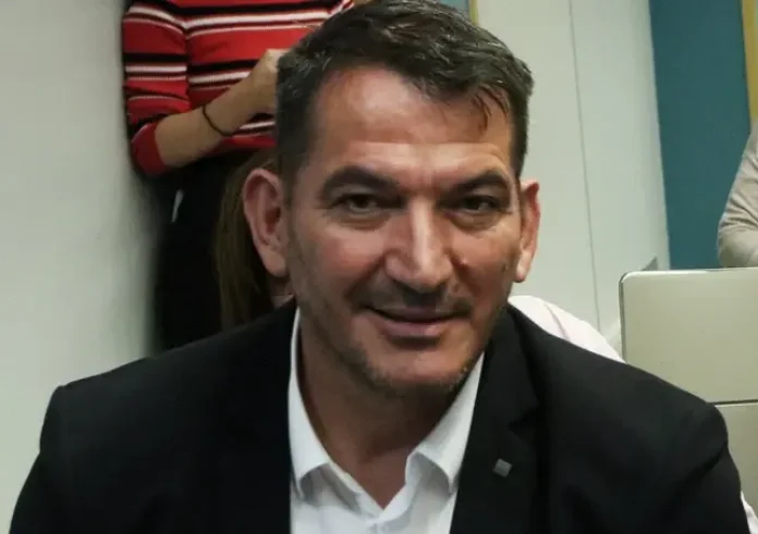 Πύρρος Δήμας: Έβγαλε στο «σφυρί» την ολυμπιακή δάδα για 10.200€ σε ριάλιτι – Αντιδράσεις