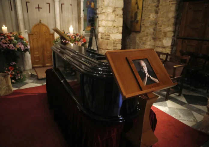 Η Ελλάδα αποχαιρετά τον Διονύση Σαββόπουλο – Λαϊκό προσκύνημα στη Μητρόπολη Αθηνών