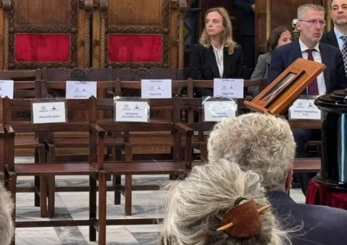Διονύσης Σαββόπουλος: Απόντες οι αρχηγοί της αντιπολίτευσης από την κηδεία