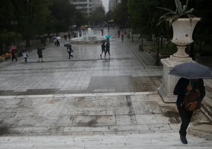 Η κακοκαιρία «Barbara» σφυροκοπά τη χώρα – Προειδοποιήσεις για επικίνδυνα φαινόμενα