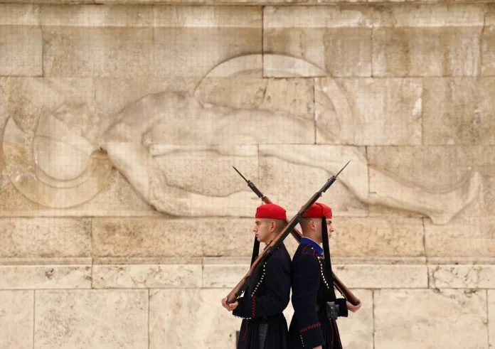 «Πυρά» Δένδια κατά Δούκα – Σε ιδιώτη η καθαριότητα του Μνημείου Αγνώστου Στρατιώτη