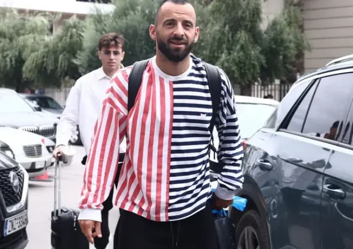 Ο Μανώλης Σιώπης και η μπλούζα που έγινε viral – Ο λόγος πίσω από τη στιλιστική του επιλογή