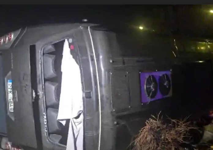 Τι λένε οι επιβάτιδες για την ανατροπή λεωφορείου στον Βόλο – Ο οδηγός έκανε ελιγμό για να αποφύγει σκύλο