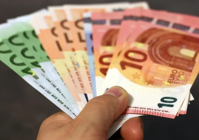 8.500 δικαιούχοι κερδίζουν 1.000 ευρώ μέσω της δημόσιας κλήρωσης για τις προπληρωμένες κάρτες