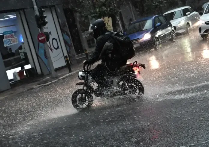 Νέο κύμα κακοκαιρίας: Πού αναμένονται ισχυρές βροχές και πτώση της θερμοκρασίας τις επόμενες ώρες