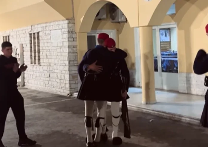 Συγκίνηση στην τελευταία υπηρεσία των Ευζώνων – Το βίντεο που έγινε viral