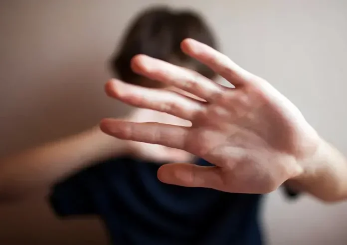 Σύλληψη γνωστού τενόρου για ξυλοδαρμό του 15χρονου γιου του – Σε κακή ψυχολογική κατάσταση ο ανήλικος