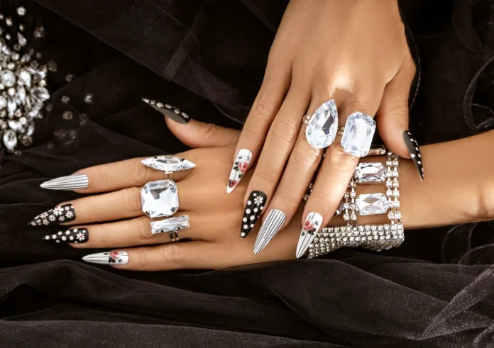Press-On Nails: Το πιο γρήγορο, οικονομικό και stylish manicure της εποχής