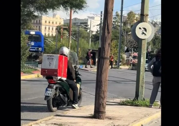 Παραλίγο τραγωδία στις γραμμές του τρένου: Άνδρας περπάτησε πάνω στις ράγες χωρίς να αντιληφθεί τον συρμό