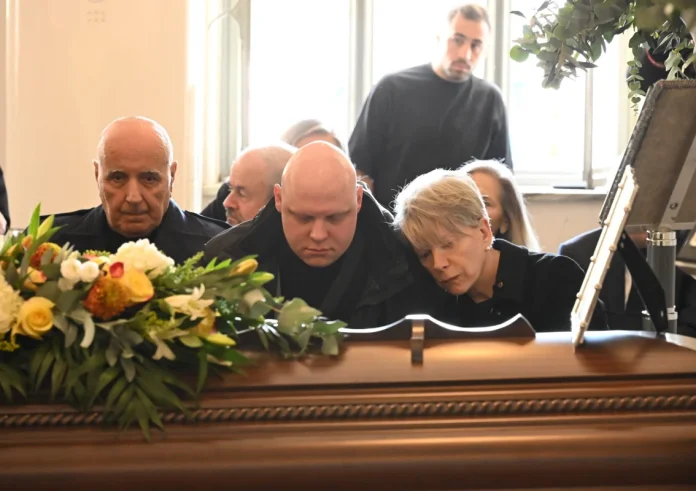 Τελευταίο αντίο στη Σύλβα Ακρίτα: Συγκίνηση και πολιτική παρουσία στην κηδεία της ιστορικής μορφής του ΠΑΣΟΚ