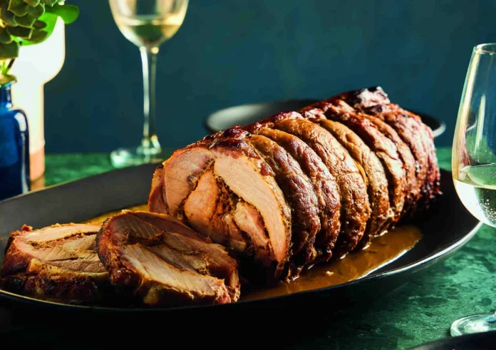 Το χοιρινό ρολό που κλέβει την παράσταση στο πρωτοχρονιάτικο τραπέζι - Δες πως να το φτιάξεις