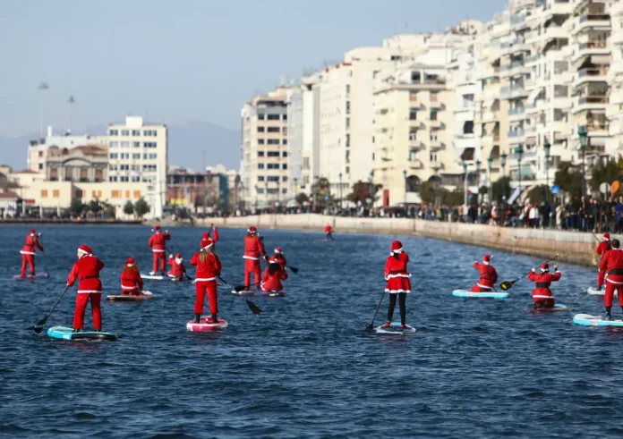 Θεσσαλονίκη: Πάνω από 50 Αγιοβασίληδες στον Θερμαϊκό για το 5ο Santa SUP