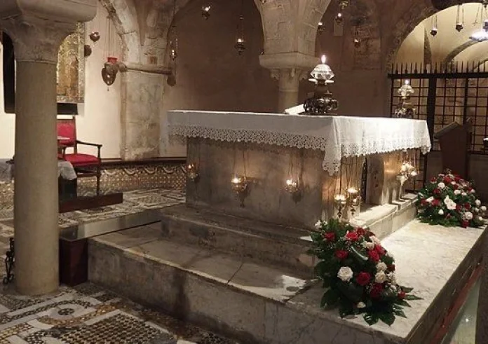 Το «μάννα» του Αγίου Νικολάου που βγαίνει κάθε χρόνο από τον τάφο του – Και πώς γεννήθηκε ο μύθος του Άγιου Βασίλη