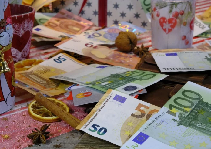 Πώς πληρώνονται οι αργίες Χριστουγέννων και Πρωτοχρονιάς