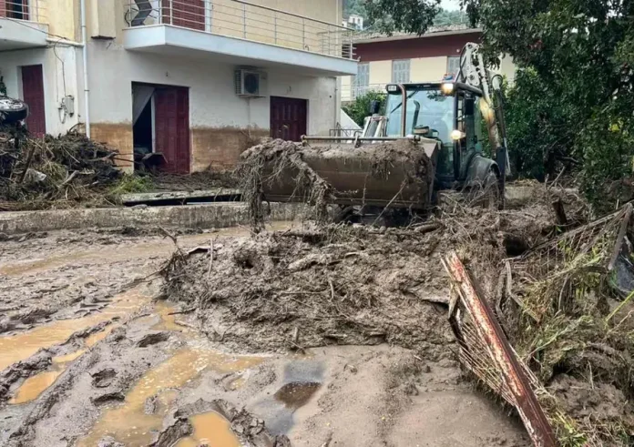 Σφοδρή επέλαση της κακοκαιρίας Byron: Πλημμύρες, αποκλεισμένοι δρόμοι και χιλιάδες κεραυνοί σε όλη τη χώρα