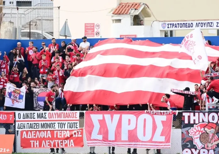 Όταν το ποδόσφαιρο φτάνει μέχρι τη σκοπιά: Απίθανο στιγμιότυπο στο ματς Ελλάς Σύρου - Ολυμπιακός