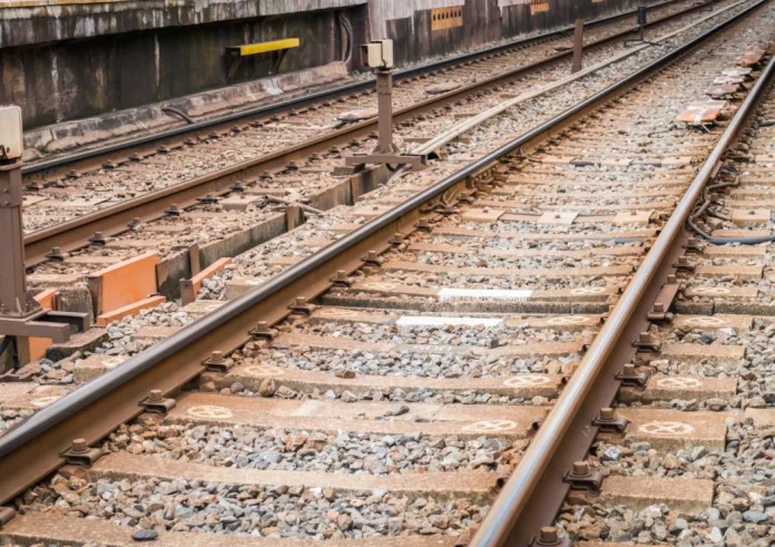 Θεσσαλονίκη: Λεωφορείο πέρασε με κατεβασμένες μπάρες – Παραλίγο σιδηροδρομικό ατύχημα