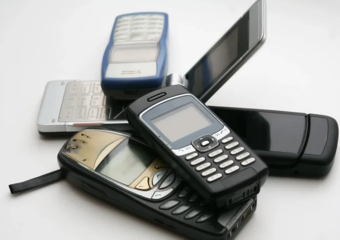 Αντίο smartphone: Η μεγάλη επιστροφή των «dumb phones» - Γιατί χιλιάδες χρήστες πετούν τα iPhone και γυρίζουν στο Nokia 3310