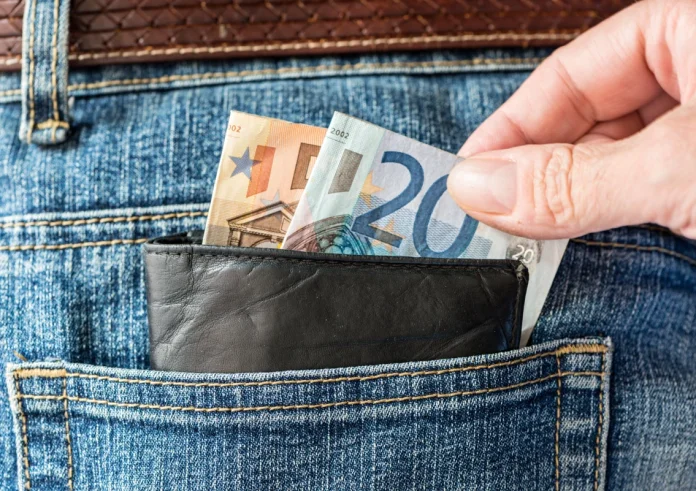 Δείτε τον μισθό σας να αλλάζει: Πώς ο ΑΜΚΑ φέρνει αυξήσεις έως 75 ευρώ. Εκπτώσεις 70% στο ρεύμα, εκπτώσεις, δωρεάν ταξίδια για 18χρονους