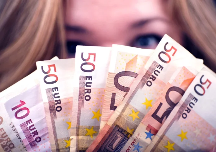 Τι φέρνει η νέα χρονιά για την τσέπη σας – Εκπτώσεις, αυξήσεις μισθών και το «σαφάρι» της ΑΑΔΕ