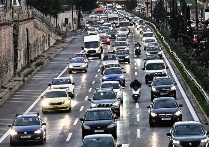 «Ραβασάκια» φωτιά για χιλιάδες οδηγούς: Ξεκινούν τα πρόστιμα έως 1.000€ για ανασφάλιστα και απλήρωτα Τέλη