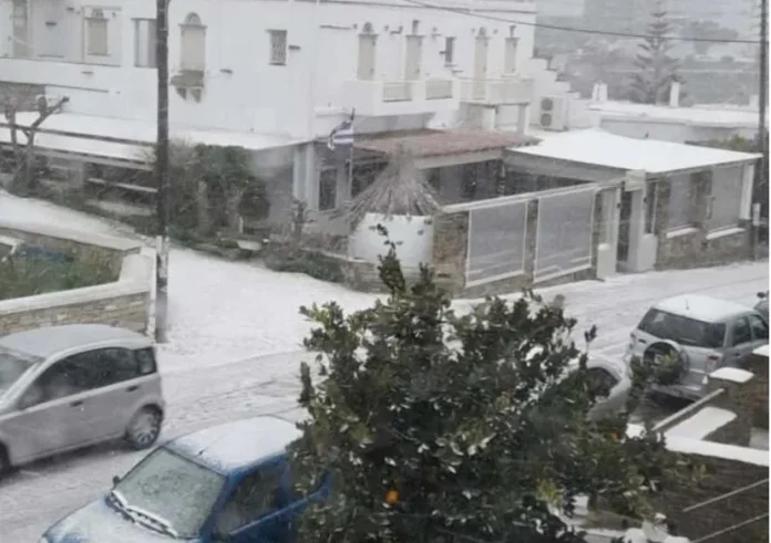 Λευκή Πρωτοχρονιά στα ορεινά της Τήνου: Χιόνια στα χωριά, χιονόνερο στην πόλη – Πότε βελτιώνεται ο καιρός
