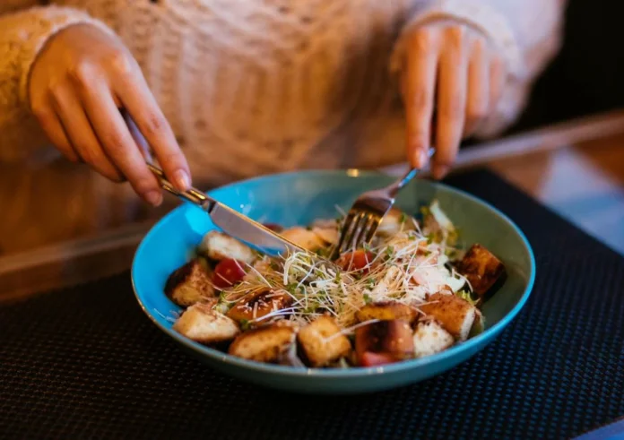 Ξυπνάτε κουρασμένοι; 5 τροφές που απαγορεύεται να τρώτε μετά τις 8 το βράδυ – Καταστρέφουν τον ύπνο και το μεταβολισμό