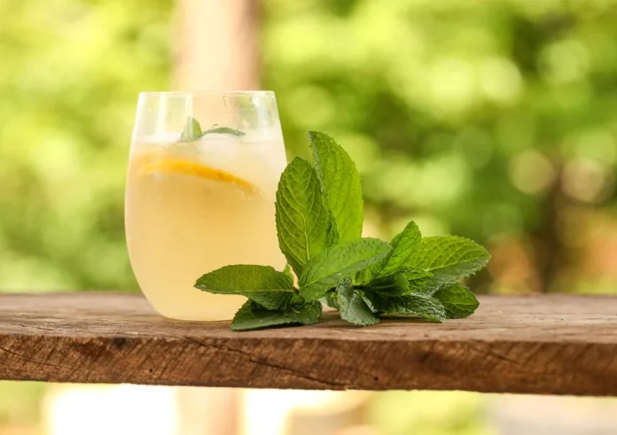 Το αντίδοτο στο φούσκωμα της Σαρακοστής: 3 σπιτικά αφεψήματα για άμεση ανακούφιση