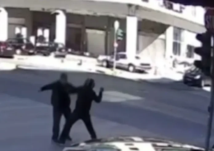 Συγκλονιστικός καβγάς για την προτεραιότητα στα Κάτω Πατήσια: Τραυμάτισε διανομέα με μαχαίρι. Βίντεο