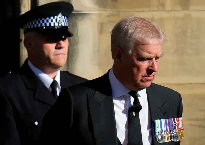 «Ο νόμος πρέπει να εφαρμοστεί»: Σοκ στη Βρετανία από τη σύλληψη του Άντριου την ημέρα των γενεθλίων του