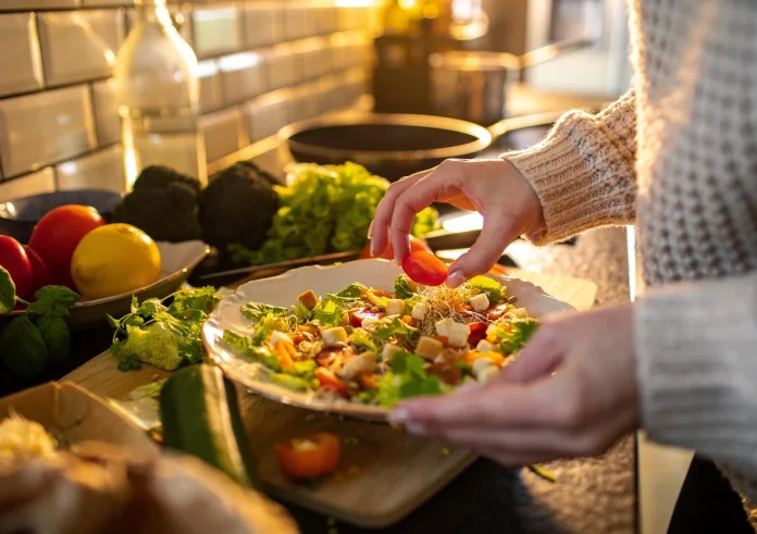 Γιατί η δίαιτά μας «καταρρέει» μετά από τρεις ημέρες: Τι ελέγχει πραγματικά την όρεξή μας