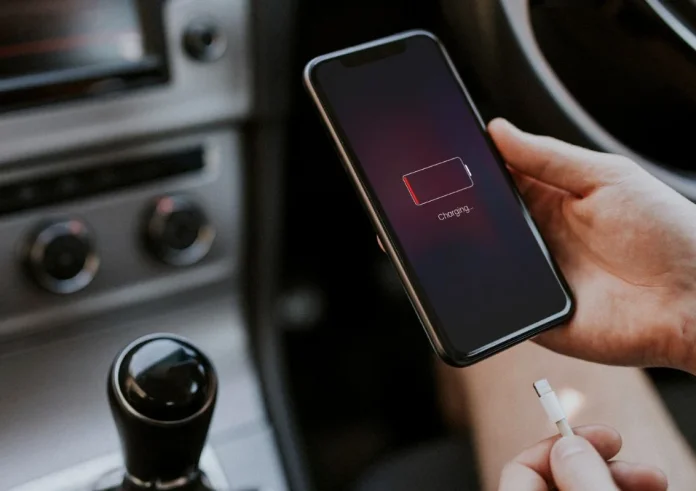 Γιατί δεν πρέπει να φορτίζετε το κινητό σας μέχρι το 100% – Το λάθος που σκοτώνει την μπαταρία