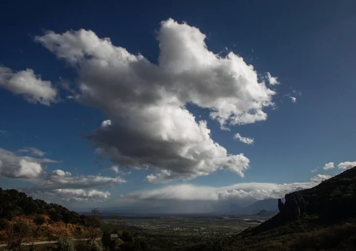Καιρός: «Ανοιξιάτικη» ανάσα με ήλιο, αλλά και τοπικές βροχές – Πού θα χρειαστεί ομπρέλα σήμερα Παρασκευή