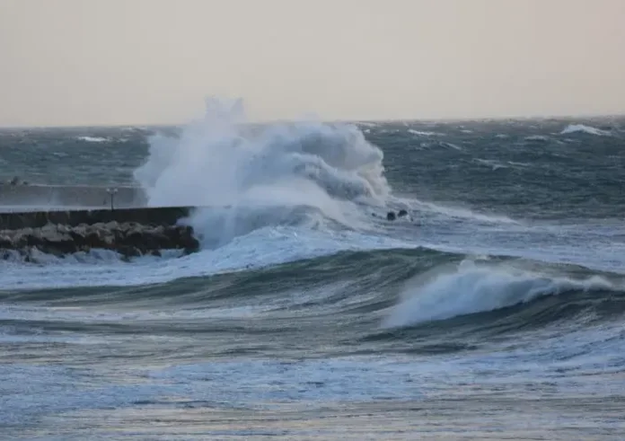 Καιρός: Θυελλώδεις άνεμοι έως 10 μποφόρ και τοπικές βροχές – Νέα επιδείνωση την Παρασκευή
